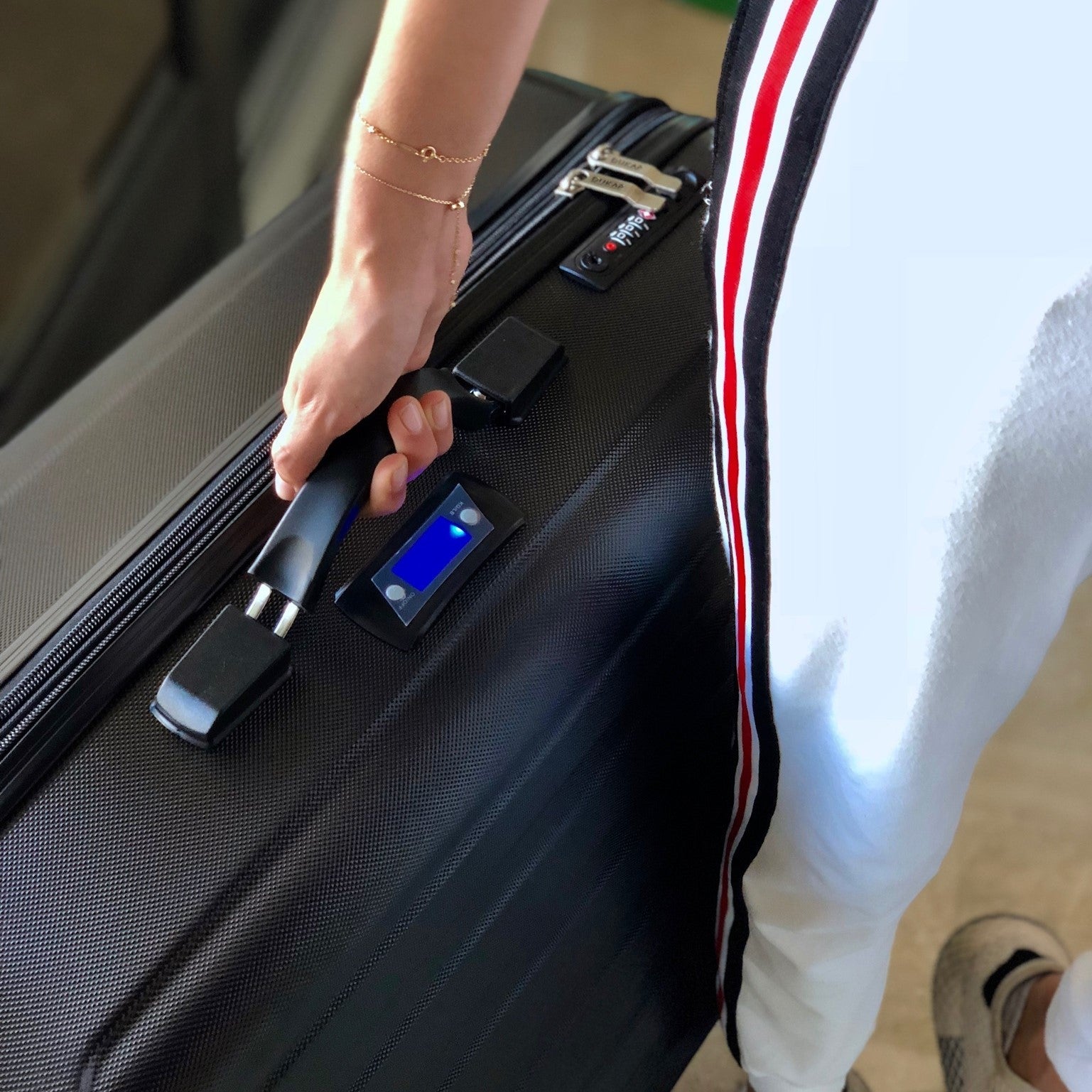 INTELY Hardside Spinner 28-inch suitcase with built-in digital weight scale