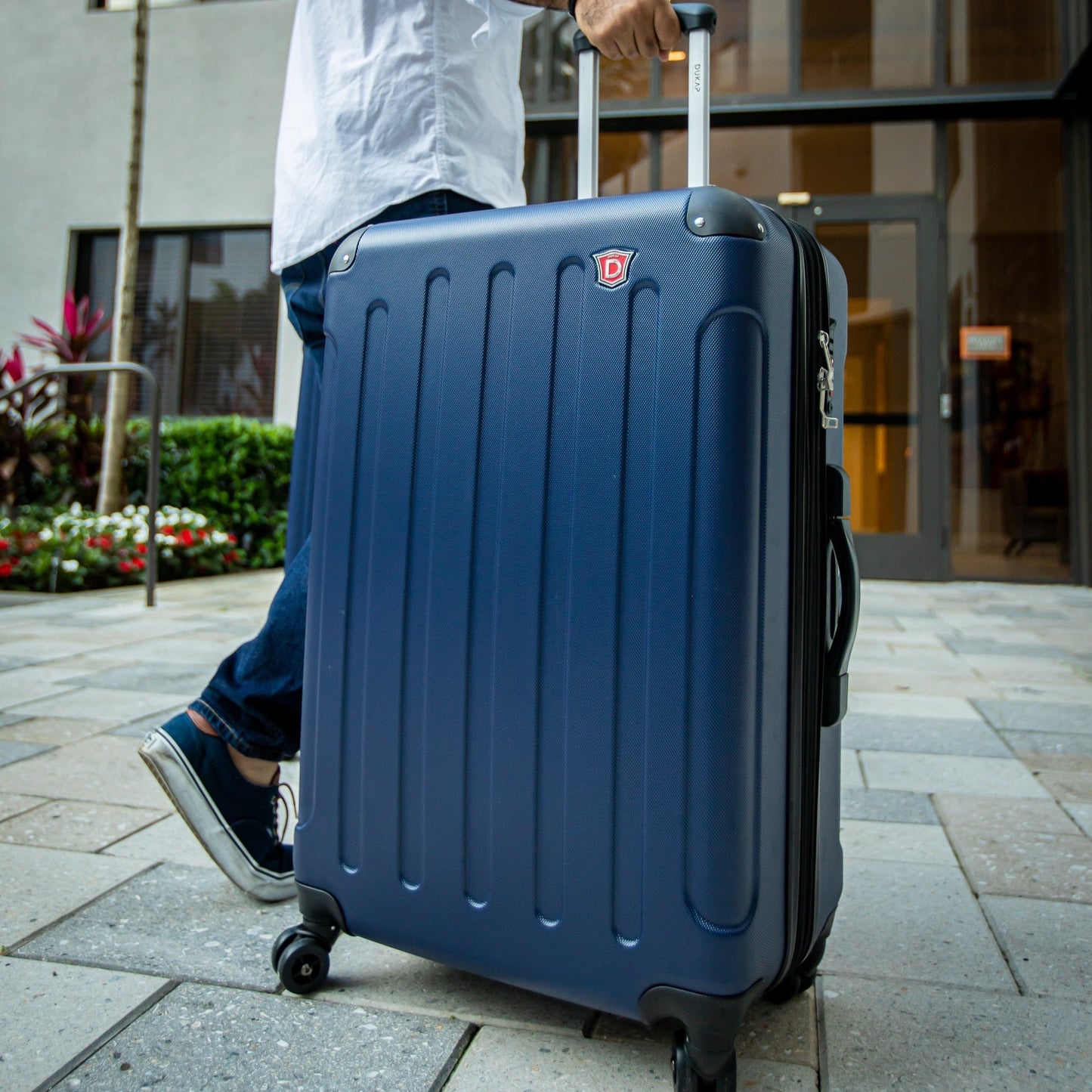 INTELY Hardside Spinner 28-inch suitcase with built-in digital weight scale