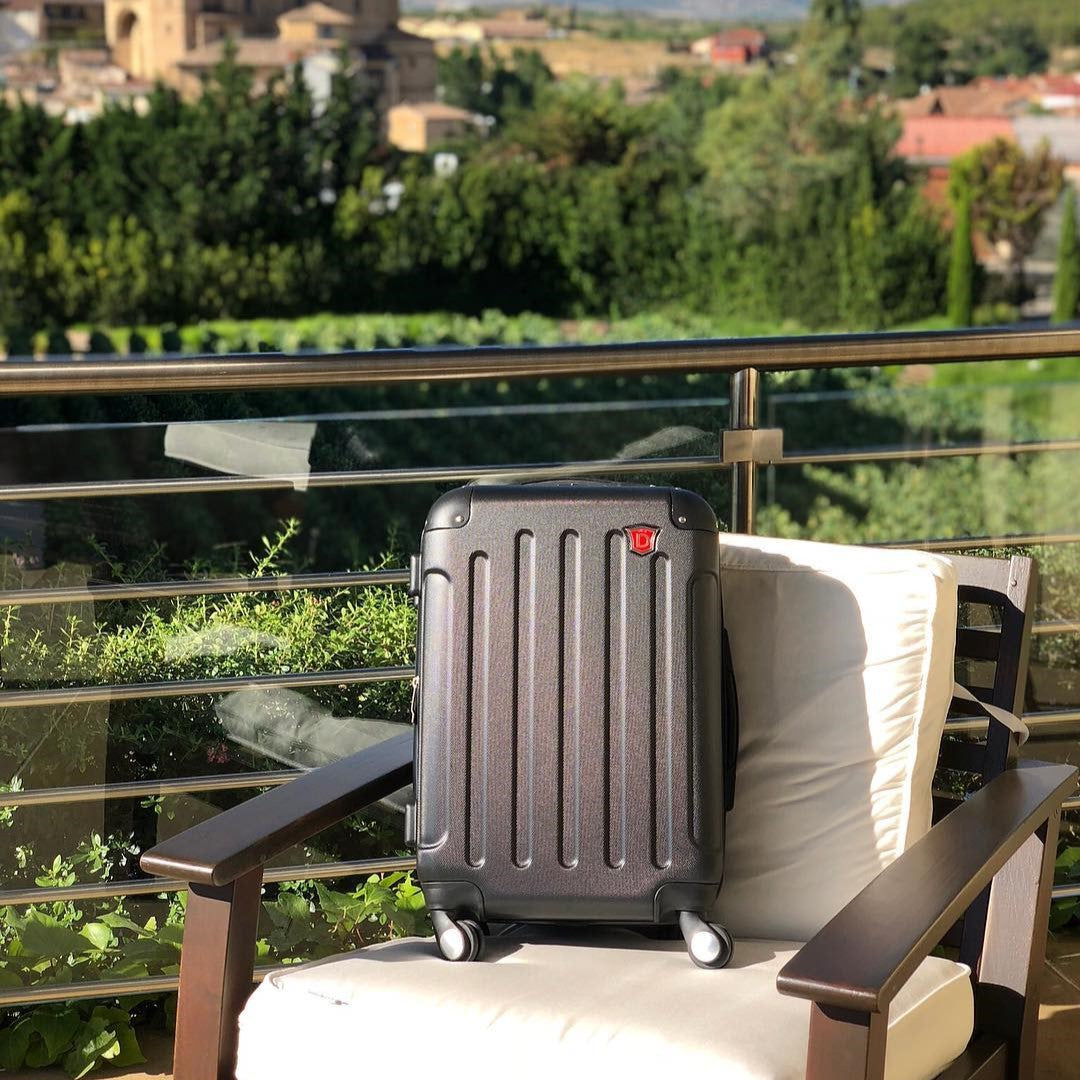 INTELY  Hardside Spinner  Carry-On  20-Inch Carry-On with USB port Luggage