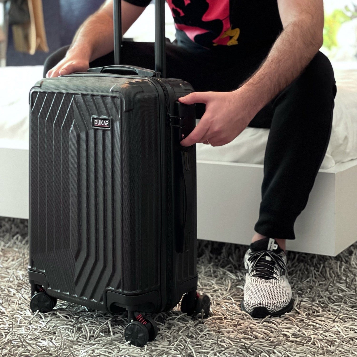 STRATOS  Hardside Spinner 20-Inch Carry-On Luggage 